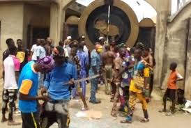 Mob chase away Osun monarch, seals palace